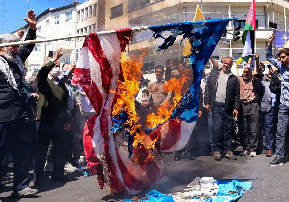 Los manifestantes portaban una bandera estadounidense y otra israelí en Teherán