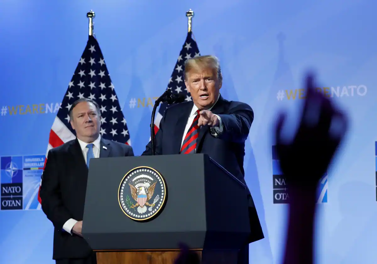 Donald Trump hace gestos mientras realiza una conferencia de prensa después de asistir a la Cumbre OTAN en Bruselas, Bélgica, el 12 de julio de 2018.