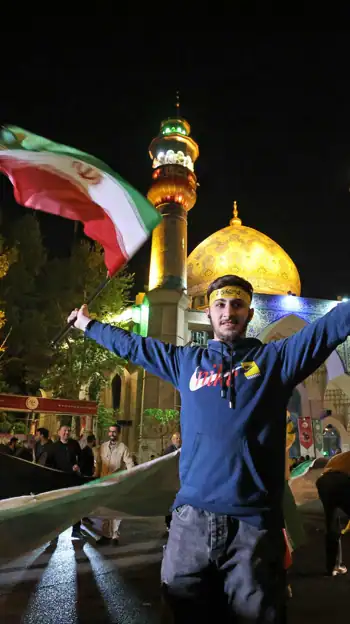 Manifestantes iraníes ondearon una bandera palestina mientras se reunían en la Plaza Palestina de Teherán antes del ataque a Israel.