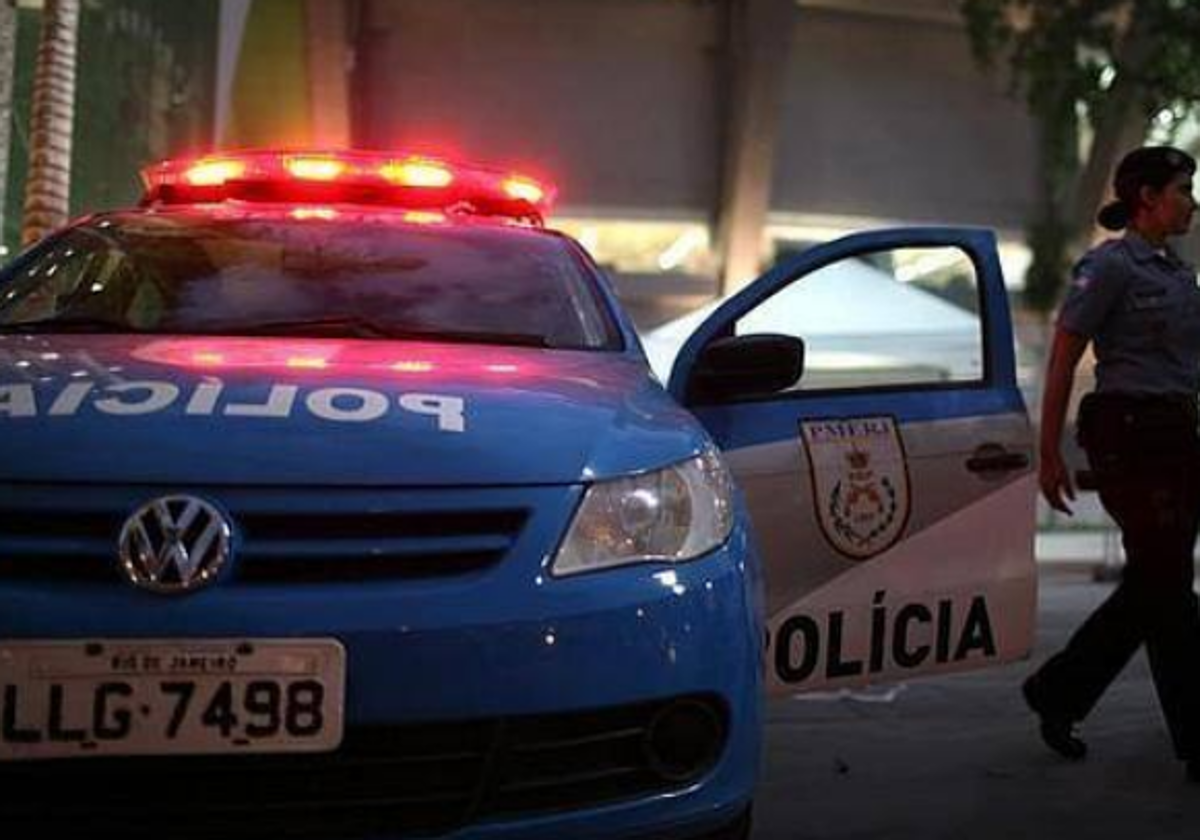Una mujer escucha el cadáver de su novio en un banco para conseguir un préstamo hipotecario