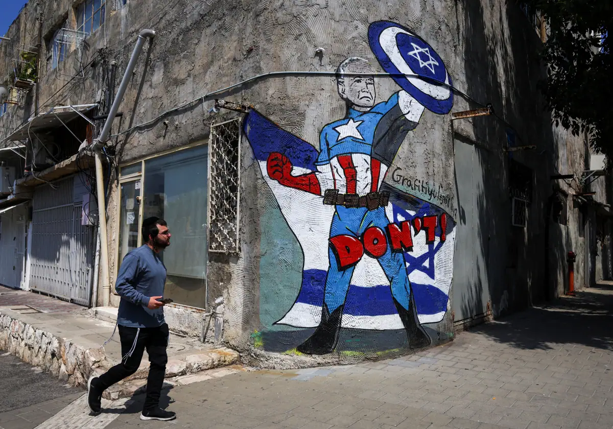 Graffiti en un edificio de Tel Aviv, donde se caricaturiza a Biden como el Capitán América