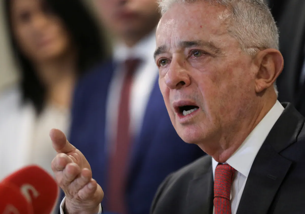 El expresidente colombiano Álvaro Uribe, su pasado juvenil durante rueda de prensa en Bogotá