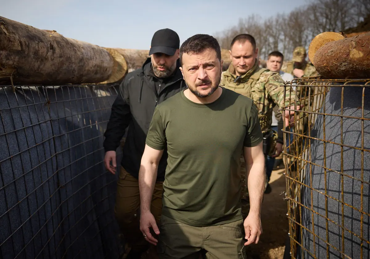 Volodimir Zelenski visita la obra de construcción de una línea de defensa en la región de Jarkov
