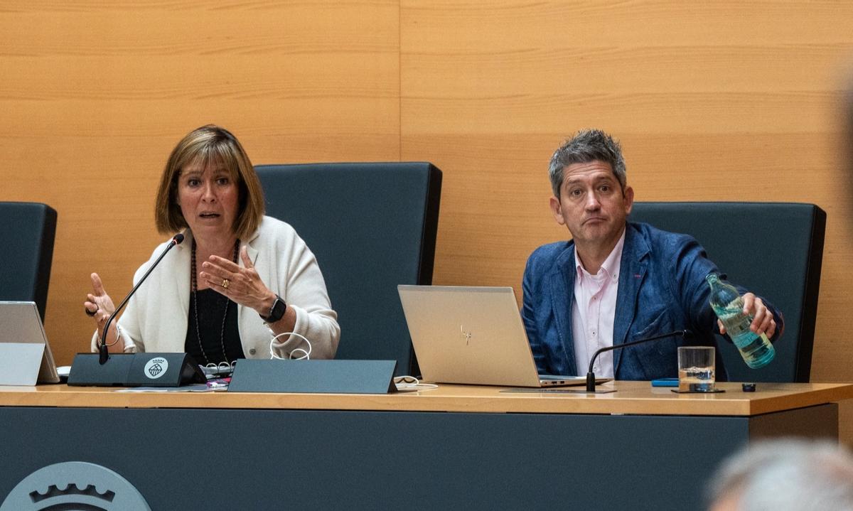 Núria Marín y David Quirós, durante el último pleno municipal ordinario de L