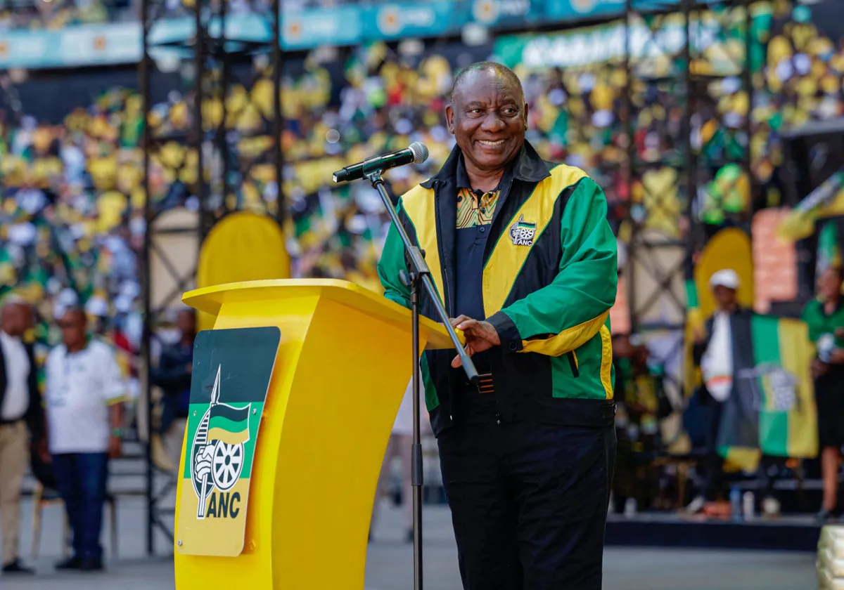 Cyril Ramaphosa pronuncia un discurso durante la mitin de su partido en Johannesburgo