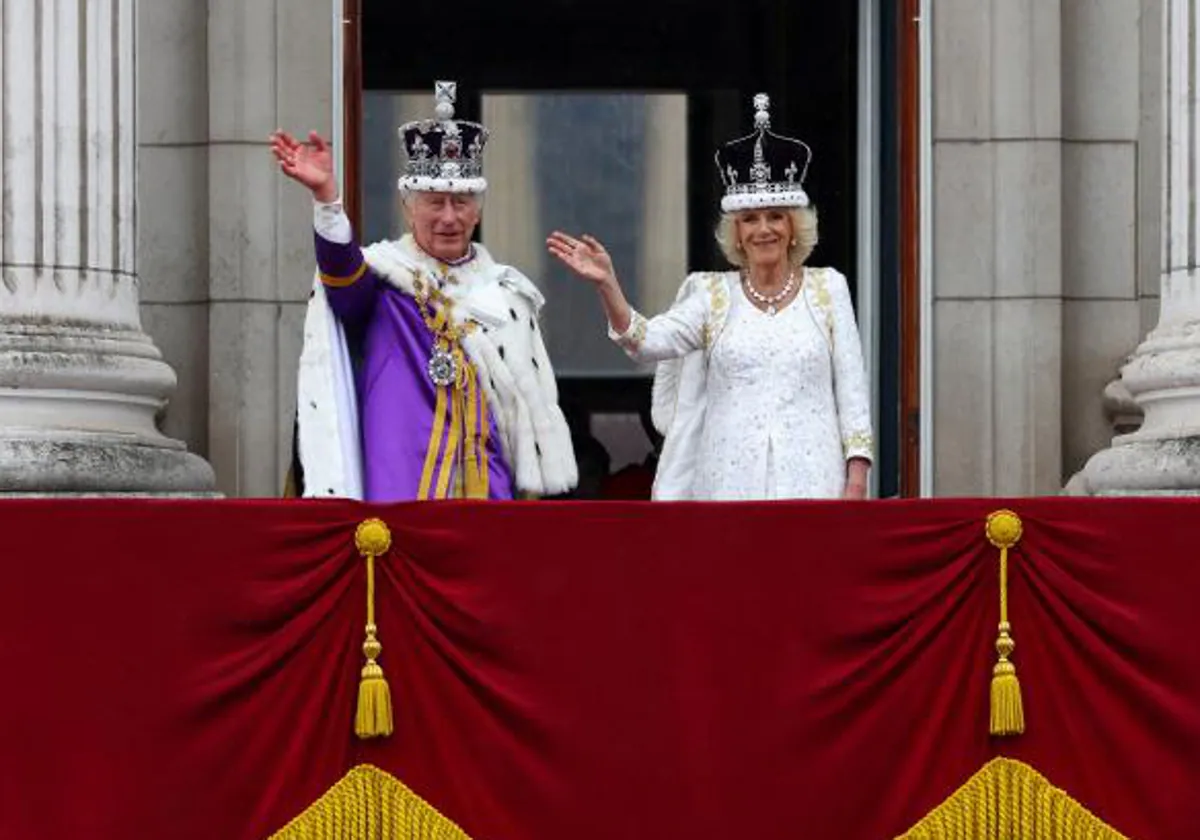Los Reyes Carlos y Camila pasan un año en el balcón del Palacio de Buckingham
