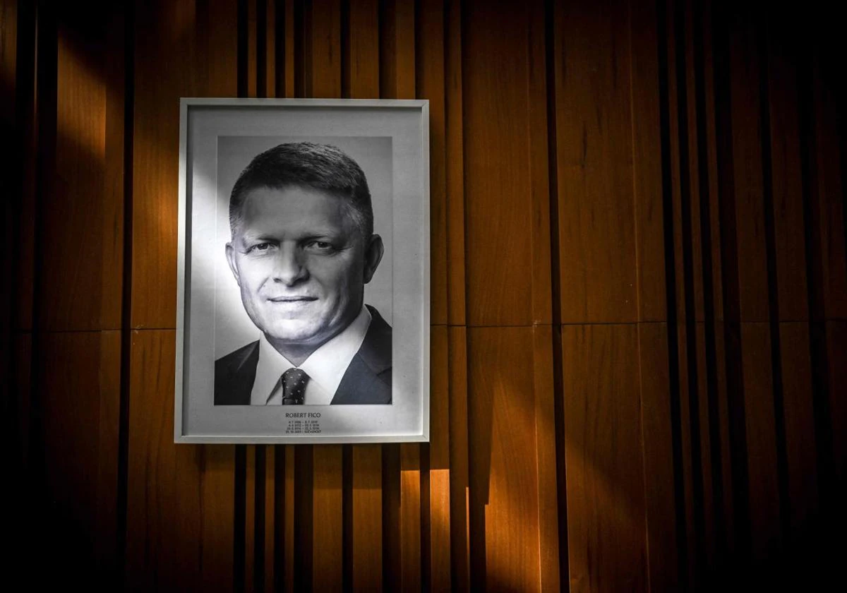El retrato del primer ministro eslovaco, Robert Fico, fue visto en el vestíbulo de la Oficina del Gobierno de la República Eslovaca en Bratislava