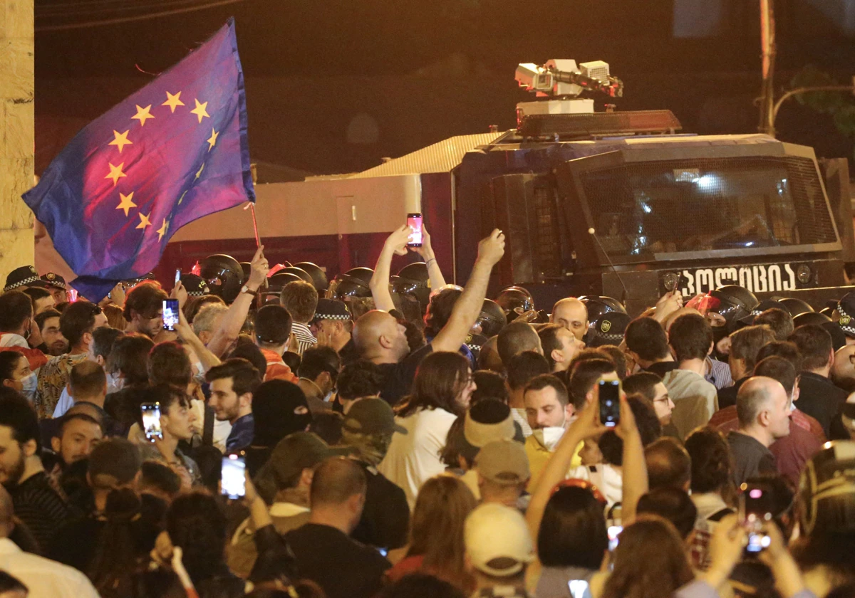 Protesta contra un proyecto de ley sobre «agentes extranjeros» en Tbilisi, Georgia