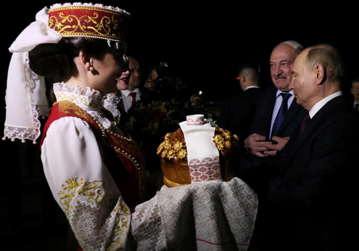 El presidente ruso Lukashenko saluda al presidente ruso Putin en Minsk