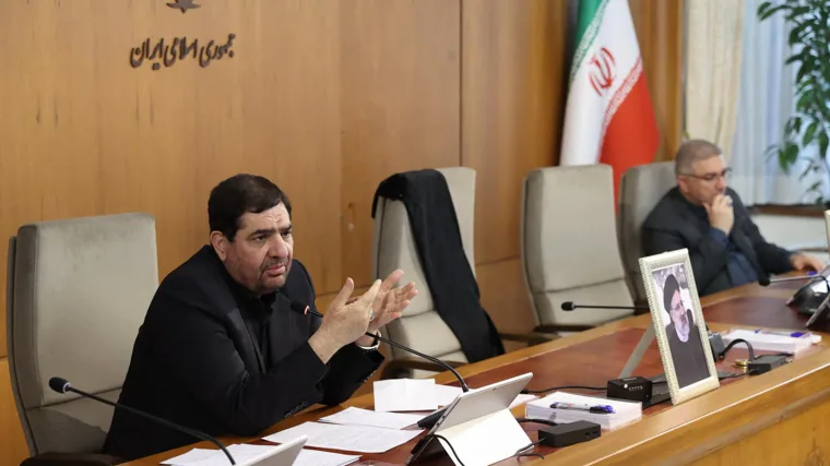 Una fotografía del primer vicepresidente de Irán, Mohammad Mokhber, ocupando temporalmente la oficina presidencial.
