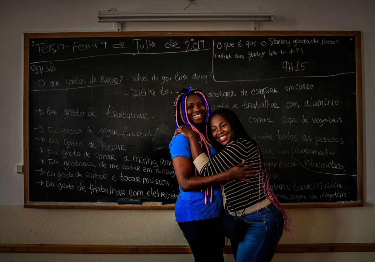 Dos refugiados nigerianos en el centro de inmigrantes de Fundao, donde los estudiantes son portugueses