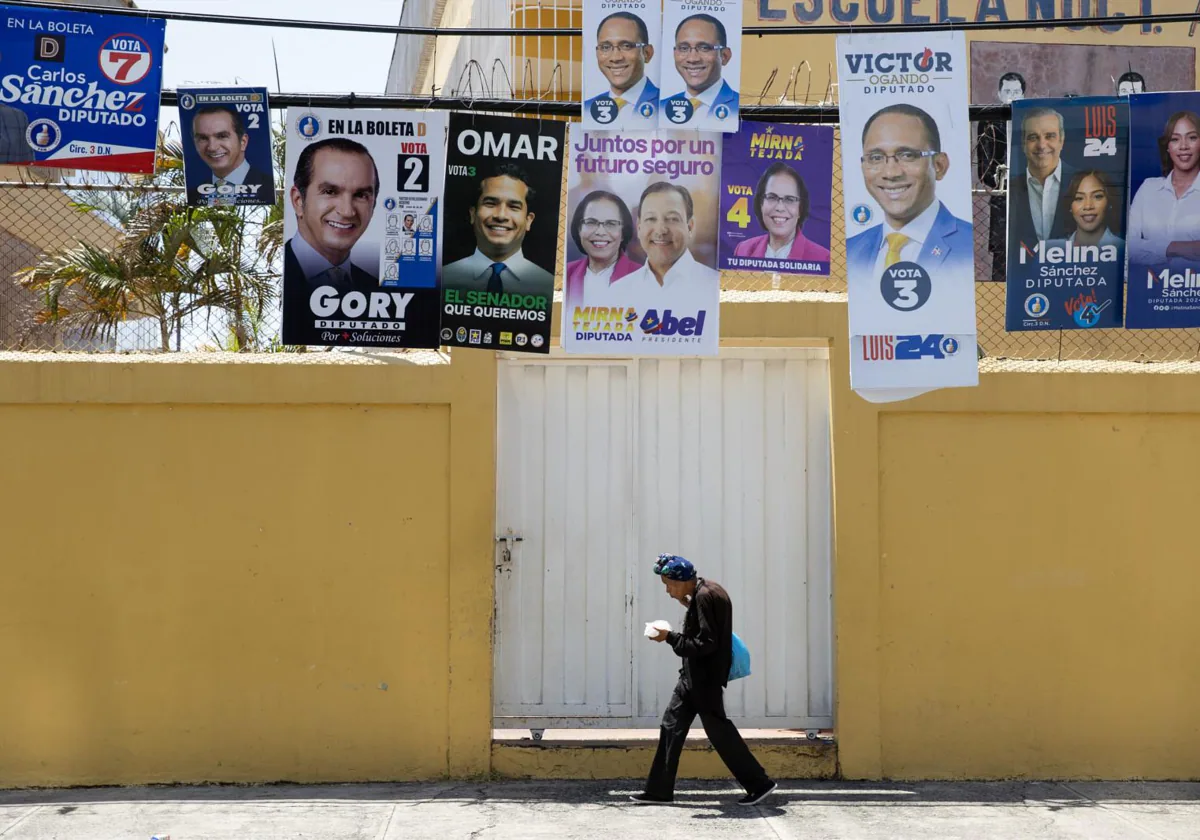 Carpetas electorales en un centro de votación en Santo Domingo