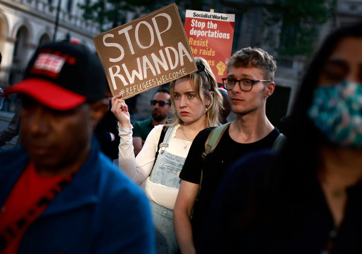 Manifestantes protestantes en Londres denuncian las deportaciones a Ruanda