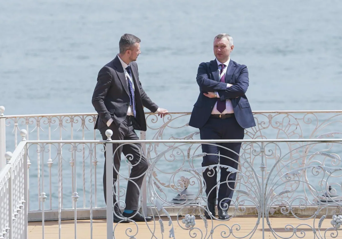 El embajador de Ucrania, Yaroslav Melnyk, durante una pausa en la reunión de ministros de Finanzas del G-7 en Stresa (Italia)