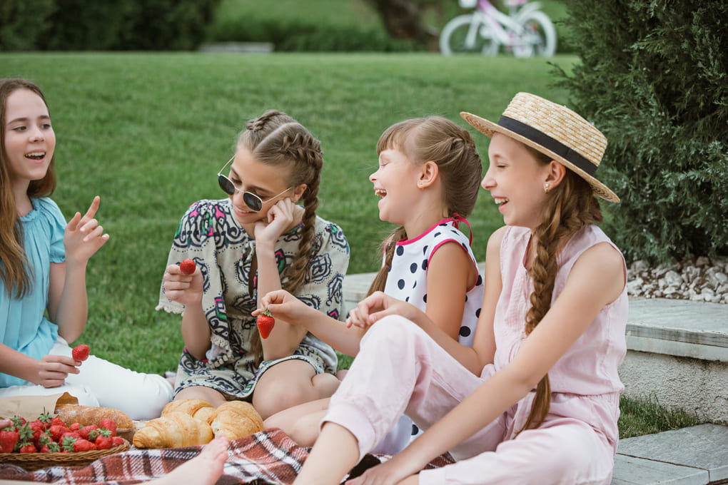¿Qué prendas fashion para niñas no deben faltar en su armario?
