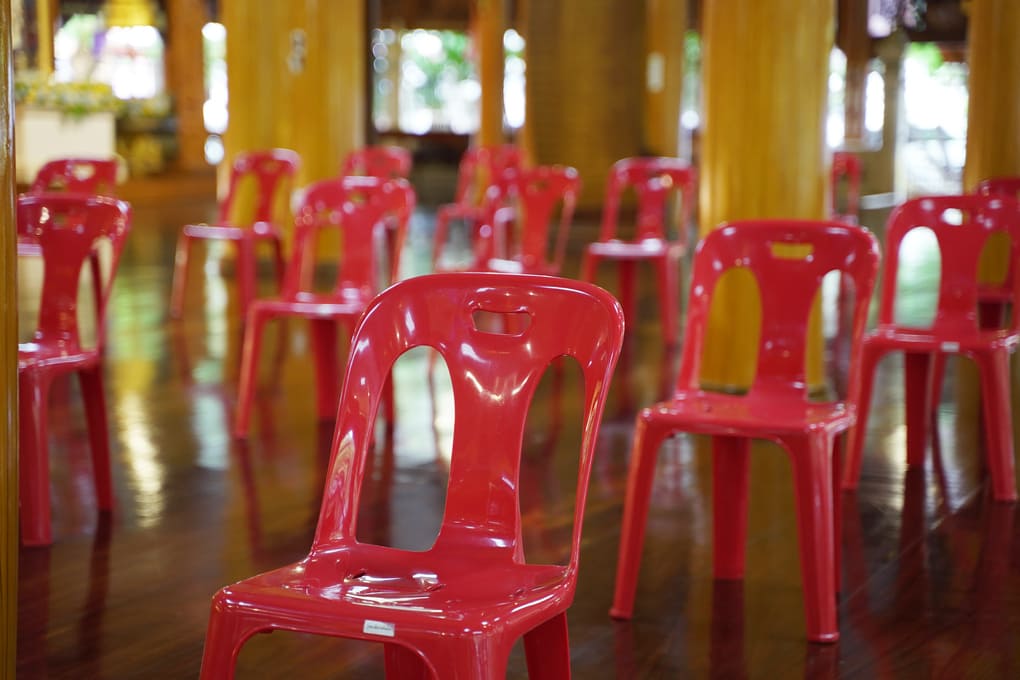 Sillas plásticas para restaurantes y bares en Costa Rica