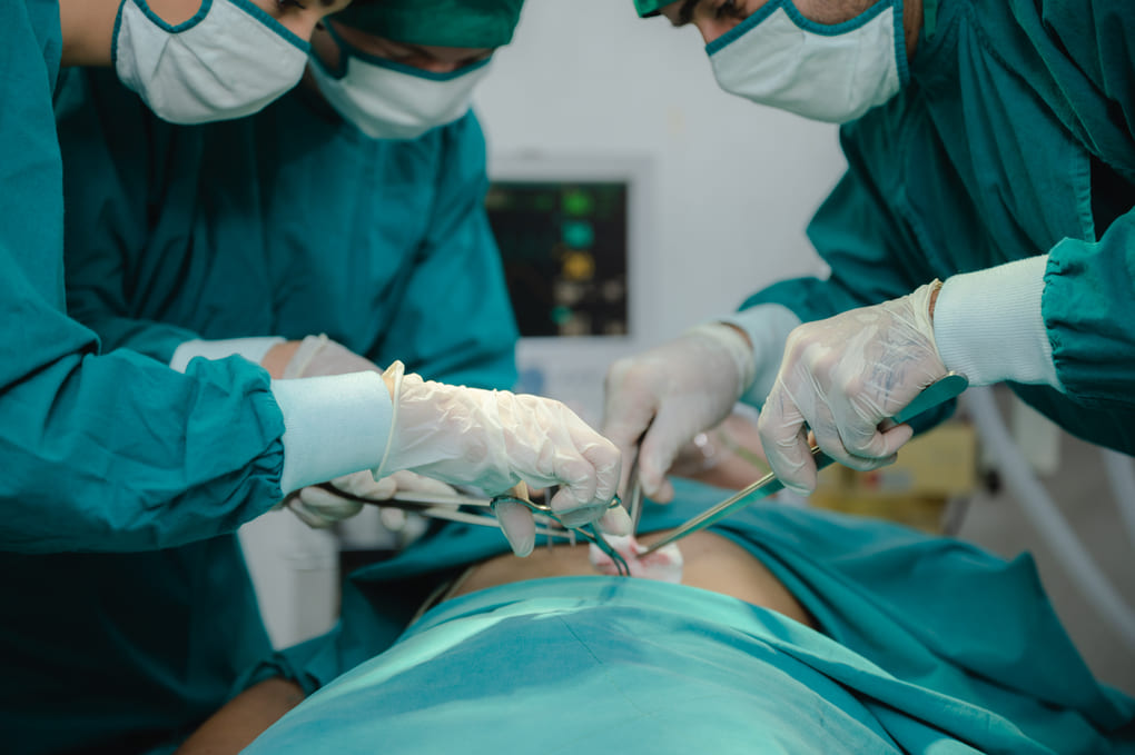 Ventajas del Aesculap AEOS para neurocirujanos en Panamá